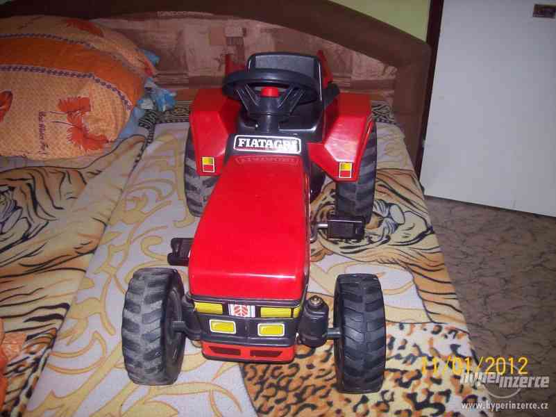 Prodám šlapací traktor i s vlekem - foto 2