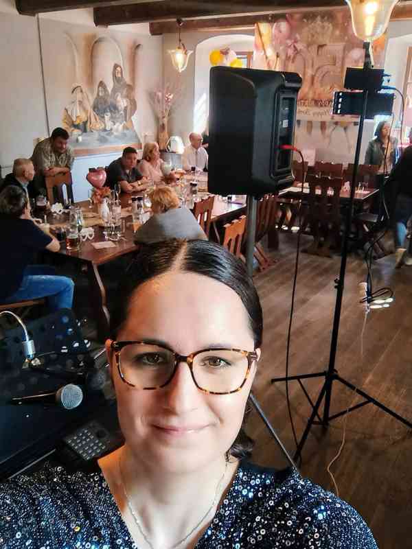 Živá hudba/Dj - Nikola Hamplová - foto 2