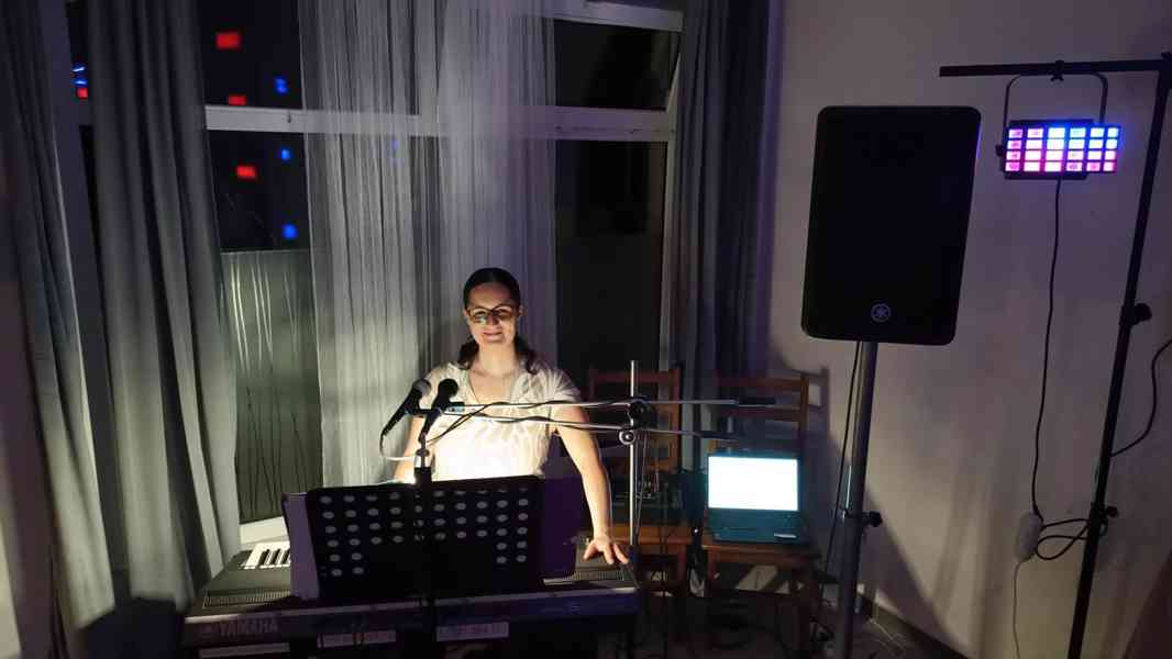 Živá hudba/Dj - Nikola Hamplová - foto 6