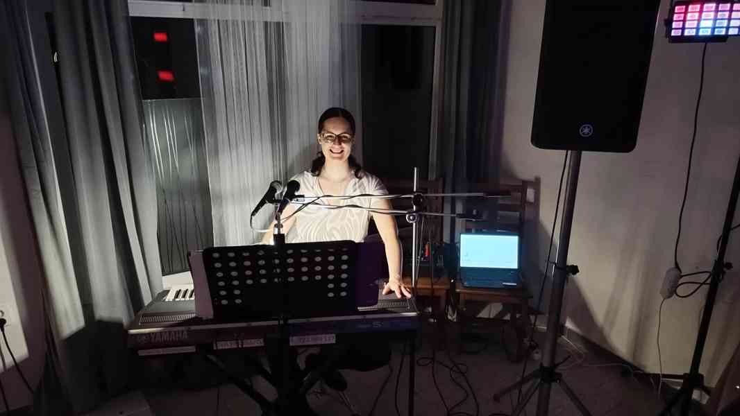 Živá hudba/Dj - Nikola Hamplová - foto 9