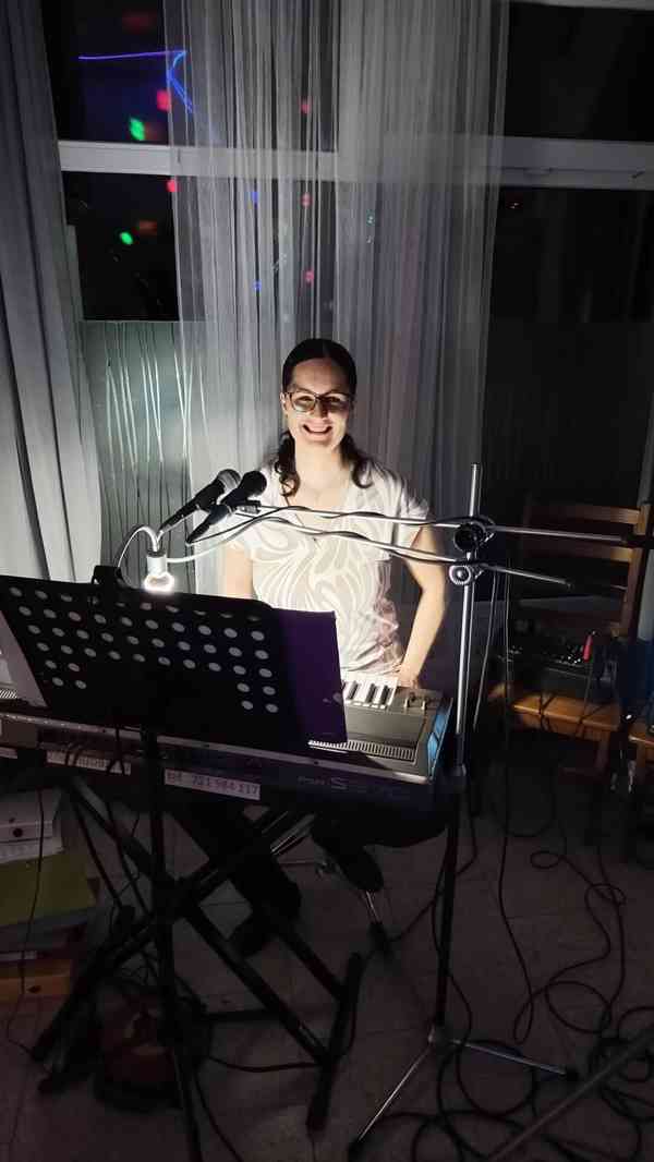Živá hudba/Dj - Nikola Hamplová - foto 11