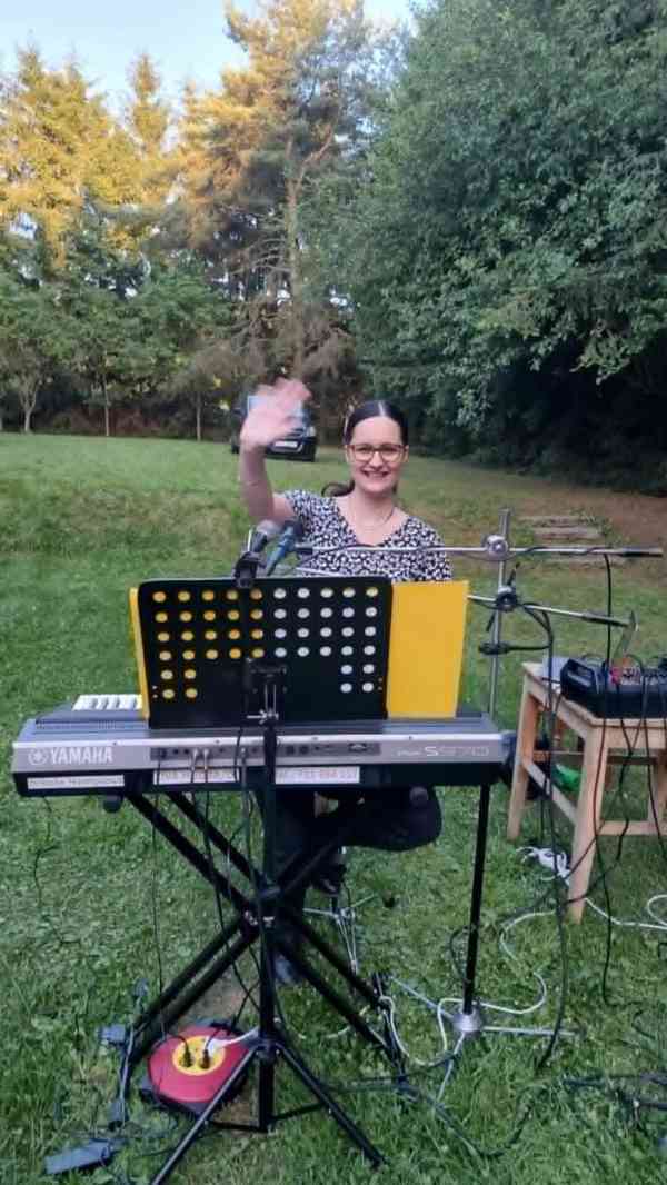 Živá hudba/Dj - Nikola Hamplová - foto 3
