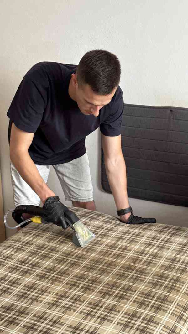 Profesionální čištění čalouněného nábytku v Praze - foto 2