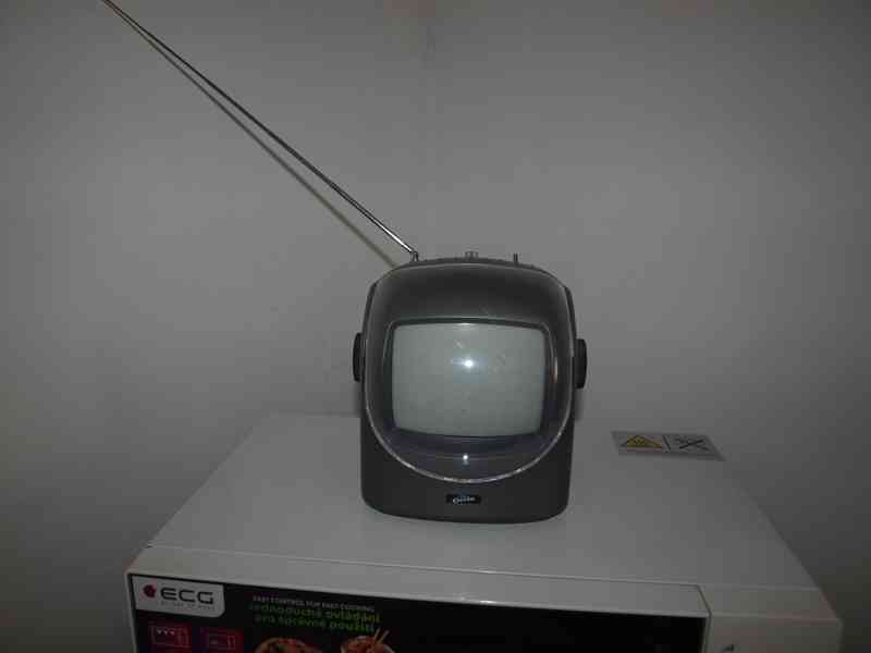 retro minitelevize s funkčním radiem - foto 2