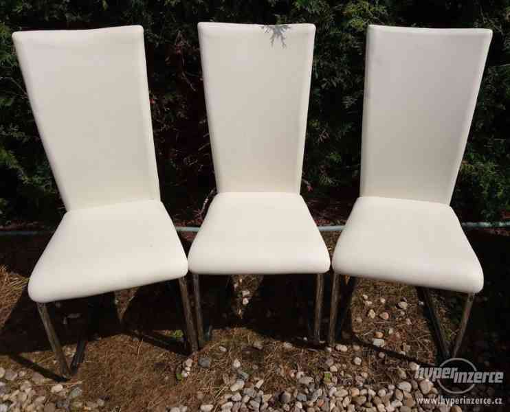 Bílé koženkové židle - foto 1