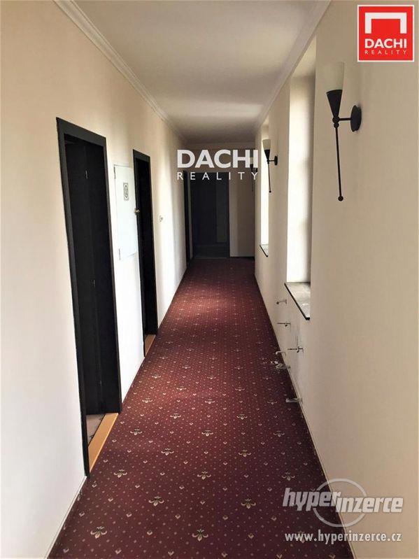 Prodej zámku Chudobín s hotelovým komplexem a zámeckou zahradou - foto 4