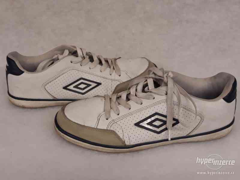 Bílé sportovní boty Umbro velikost EU44. - foto 2