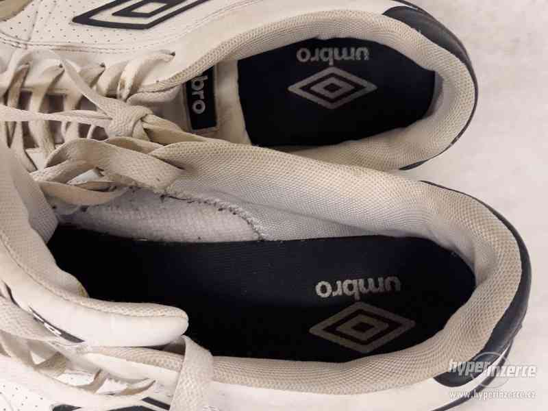 Bílé sportovní boty Umbro velikost EU44. - foto 5