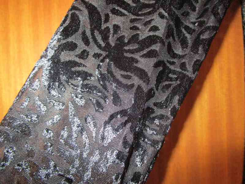 Krásné černé sametové šaty, dl. krajkové rukávy, vel. 34 - foto 2