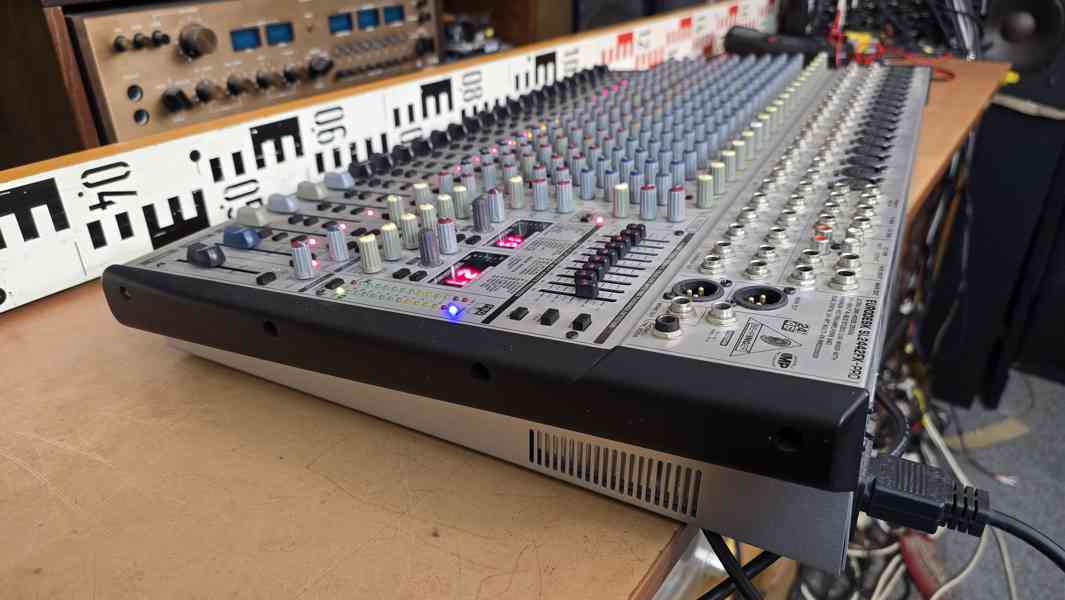 Behringer Eurodesk SL2442FX-PRO mixážní pult 24 kanálů - foto 9