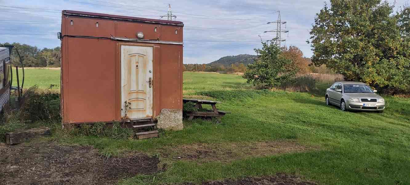 Pronájem zateplené obytné buňky a  části pozemku –  Rokycany - foto 3