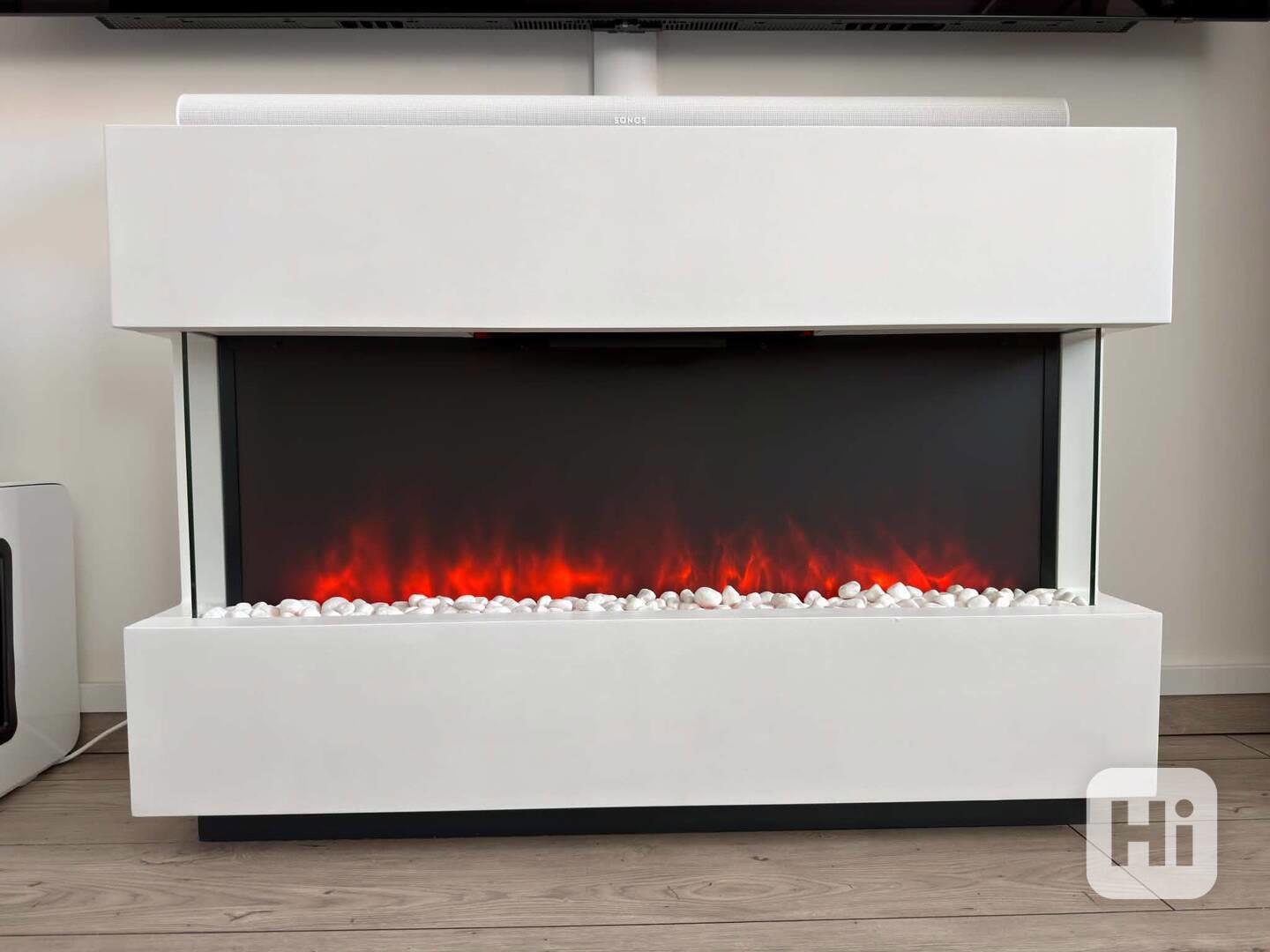 Designový elektrický krb s hořícím efektem - bílý/sklo - foto 1