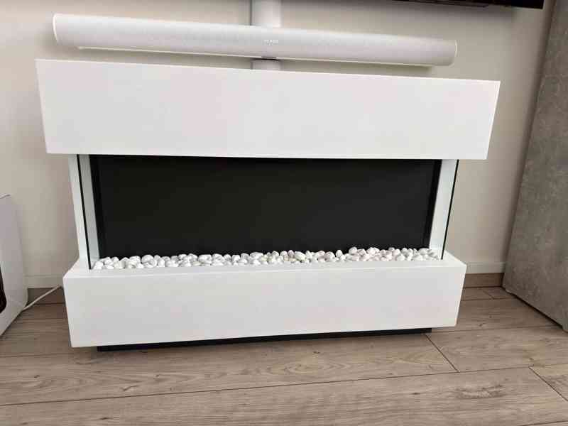 Designový elektrický krb s hořícím efektem - bílý/sklo - foto 4