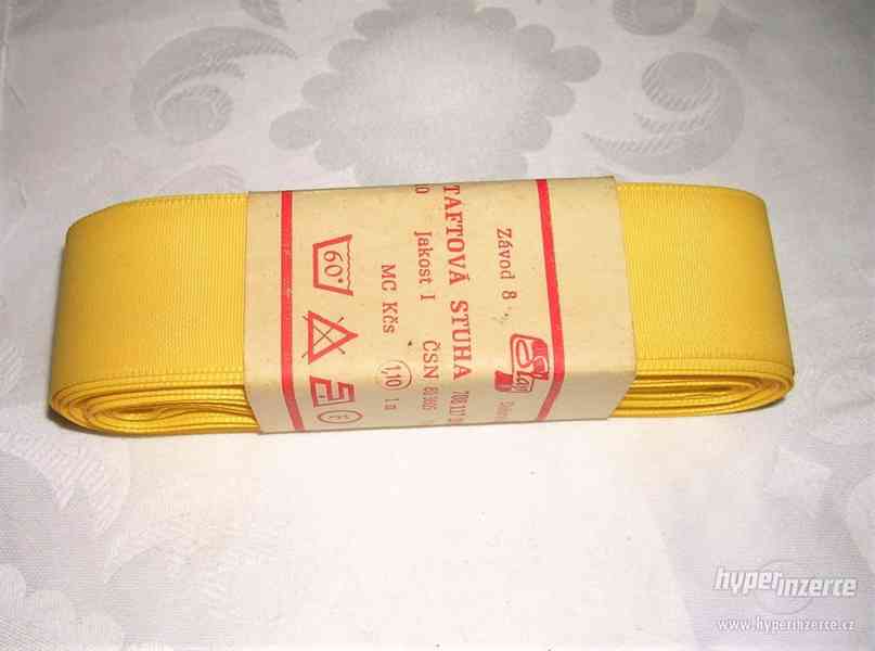 žlutá taftová stuha - foto 1