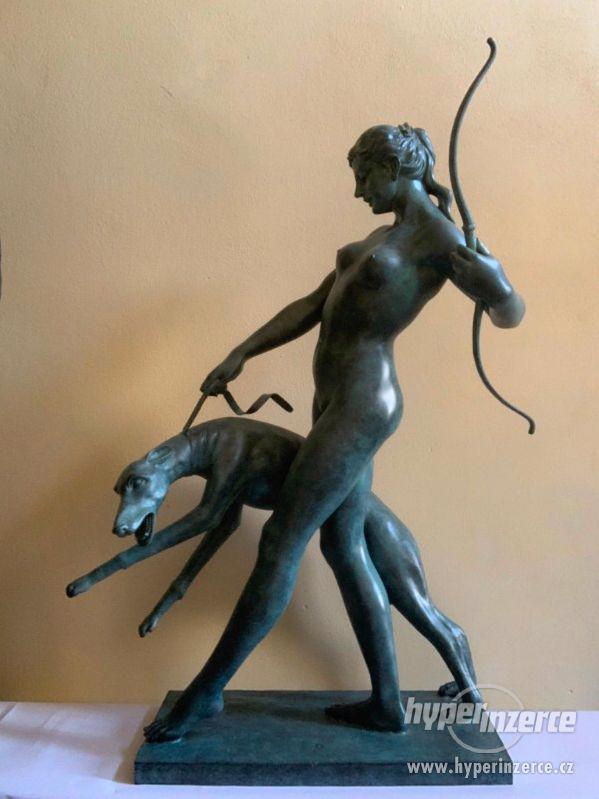 Diana se psem 130 cm bohyně lovu - bronzová socha - foto 1