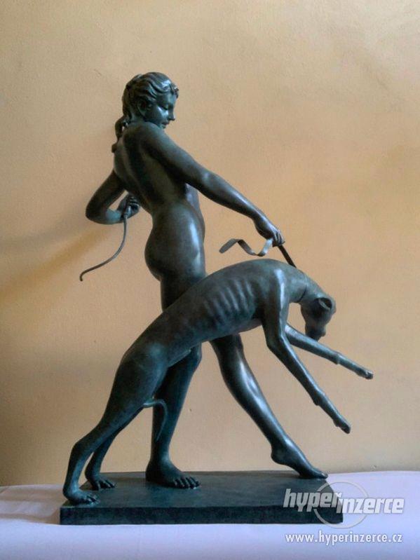 Diana se psem 130 cm bohyně lovu - bronzová socha - foto 2