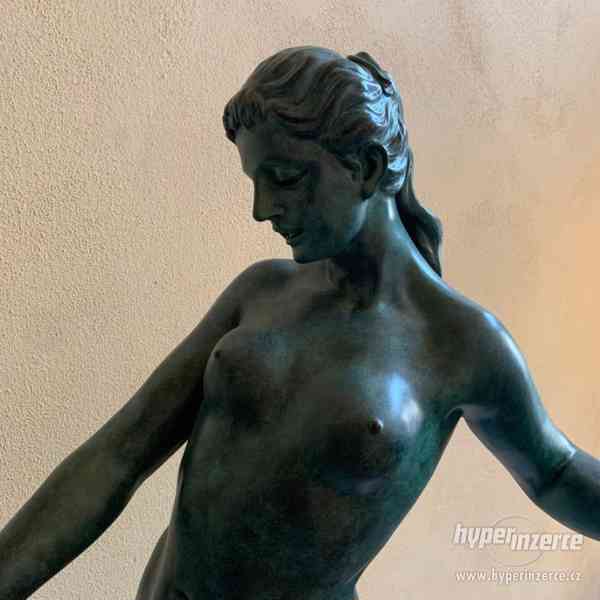 Diana se psem 130 cm bohyně lovu - bronzová socha - foto 4