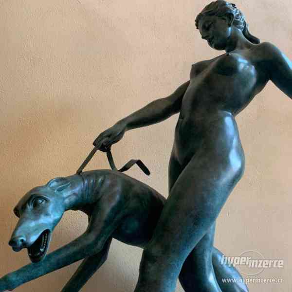 Diana se psem 130 cm bohyně lovu - bronzová socha - foto 5