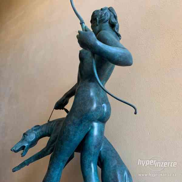 Diana se psem 130 cm bohyně lovu - bronzová socha - foto 6