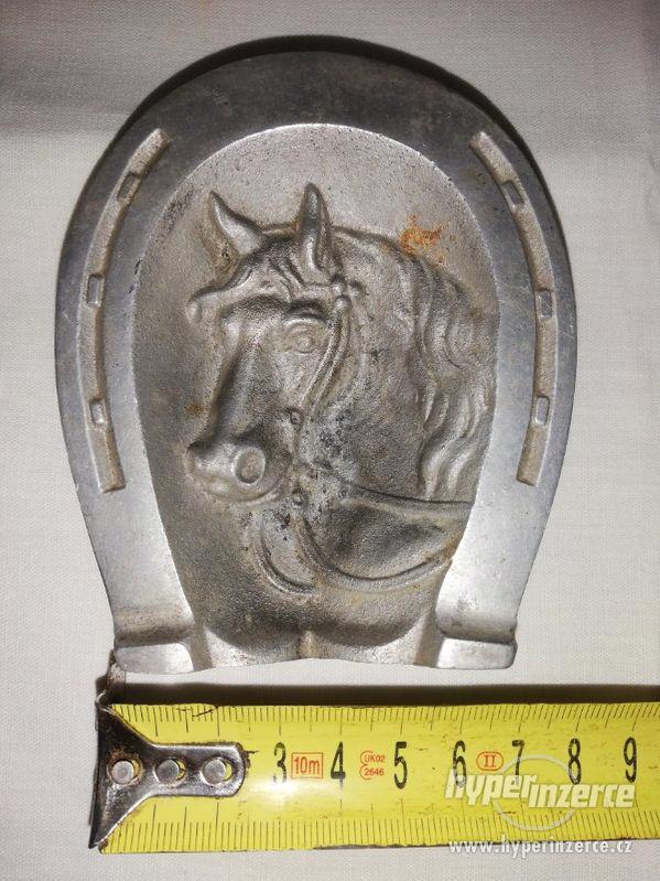 Popelník na nožičkách - tvar koně - foto 1