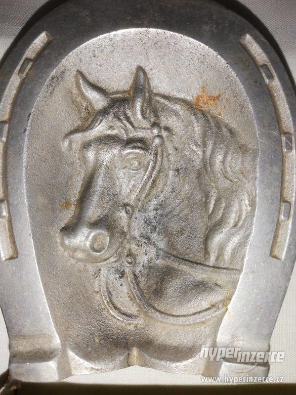 Popelník na nožičkách - tvar koně - foto 2