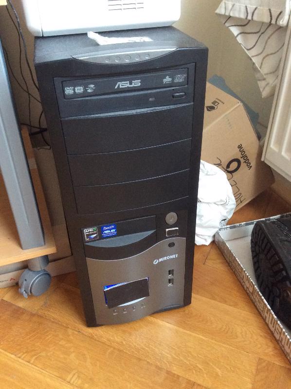 PC sestava (PC, monitor, reproduktory, klávesnice, myš)