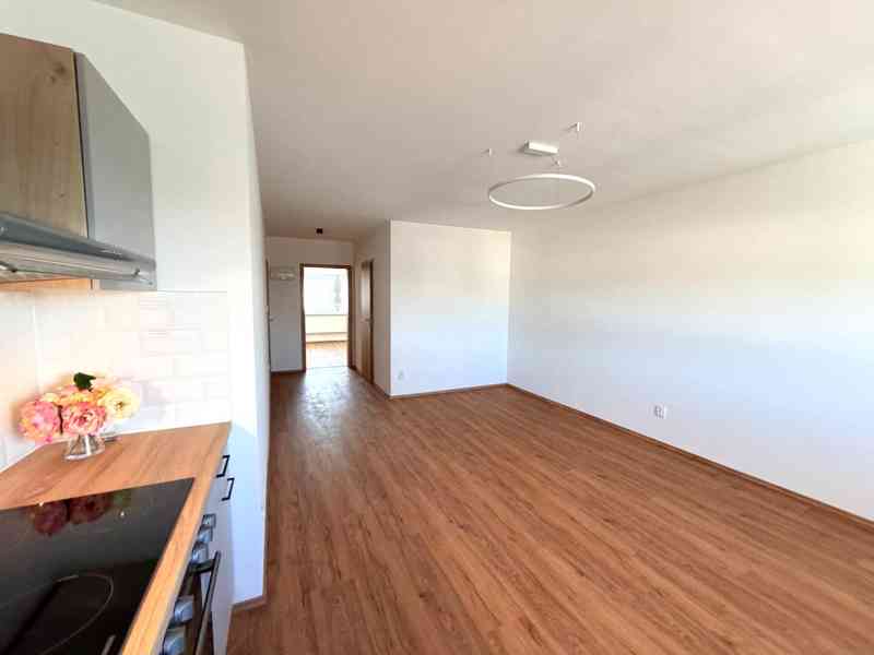 PRONÁJEM NOVOSTAVBY BYTU 2+KK S PARKOVACÍM STÁNÍM V BRNĚ - foto 9