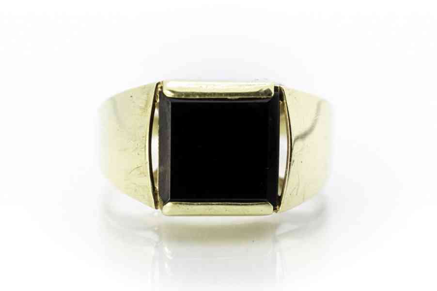 Zlatý pánský prsten s onyxem, vel. 62 - foto 1