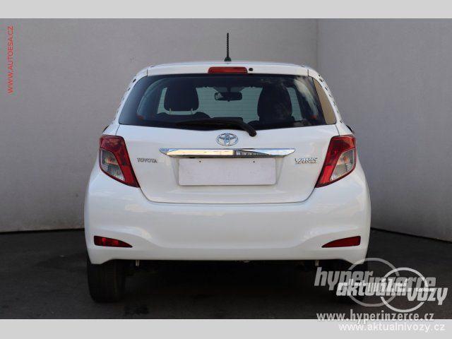 Toyota Yaris 1.3, benzín, rok 2013 - foto 2