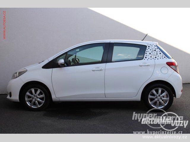 Toyota Yaris 1.3, benzín, rok 2013 - foto 4