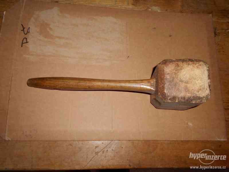starý dřevěný nástroj, palička - foto 2