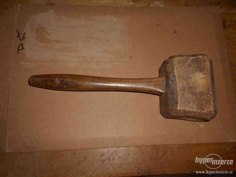 starý dřevěný nástroj, palička - foto 3