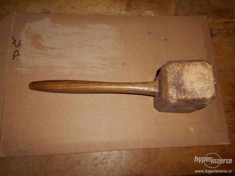 starý dřevěný nástroj, palička - foto 4