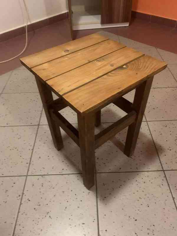 Dřevěná stolička / odkládací stolek – Olomouc