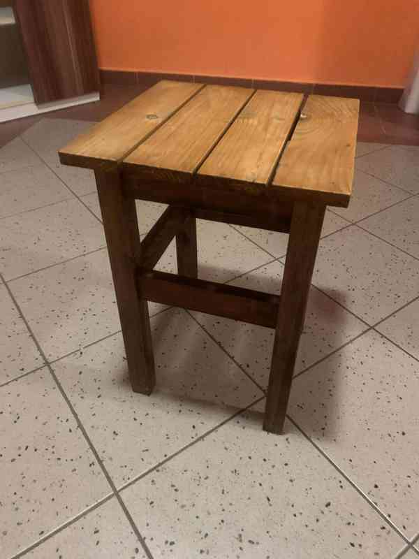 Dřevěná stolička / odkládací stolek – Olomouc - foto 2