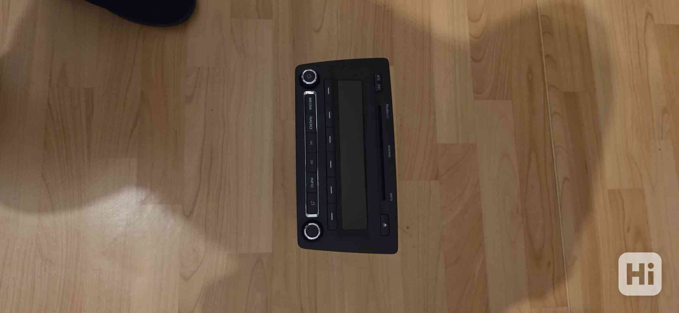 Autoradio + ramecek oktavia II - foto 1