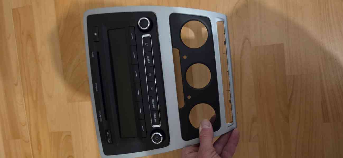 Autoradio + ramecek oktavia II - foto 3