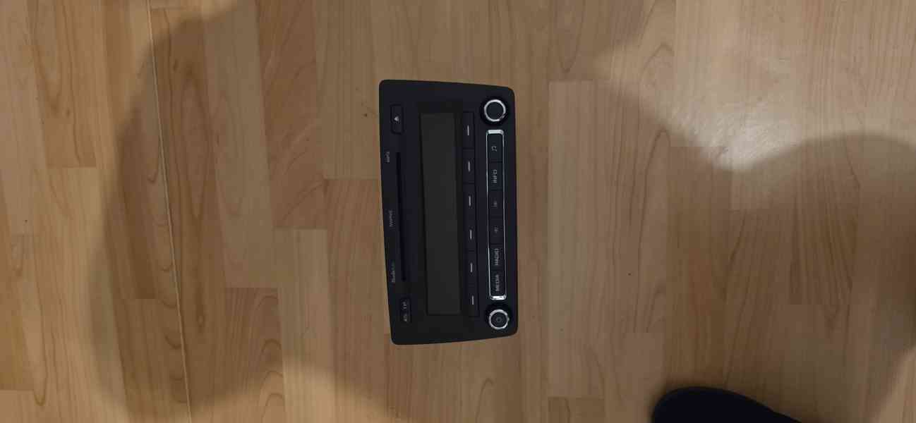 Autoradio + ramecek oktavia II - foto 1