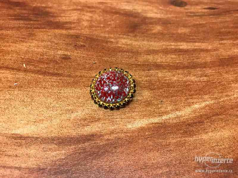 Luxusní zlatá brož s 23 rudými kameny - foto 4