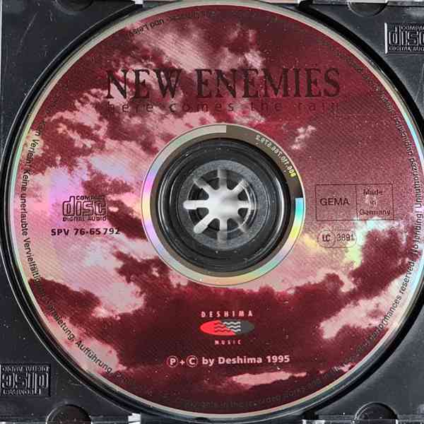 CD - NEW ENEMIES / Here Comes The Rain - foto 1