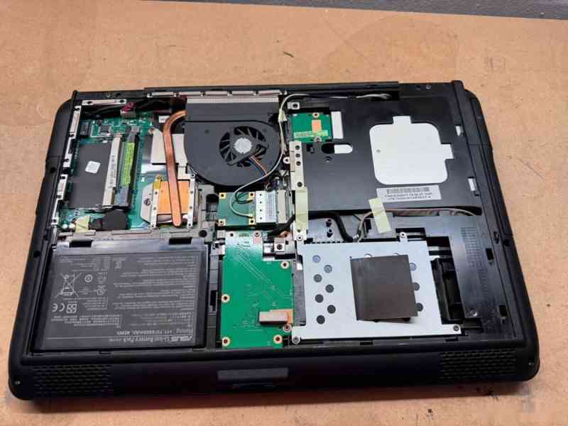 Predám pokazený notebook na náhradné diely zn.Asus x5dab. - foto 8