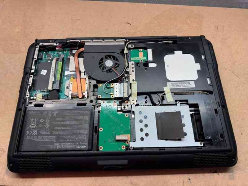 Predám pokazený notebook na náhradné diely zn.Asus x5dab. - foto 7