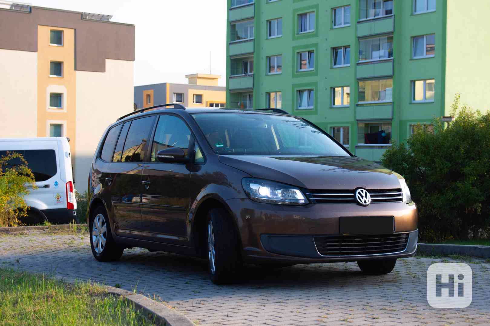 VW Touran 2011 - hnědá metalíza - TSI 77kw - foto 1