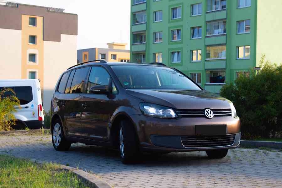 VW Touran 2011 - hnědá metalíza - TSI 77kw - foto 1