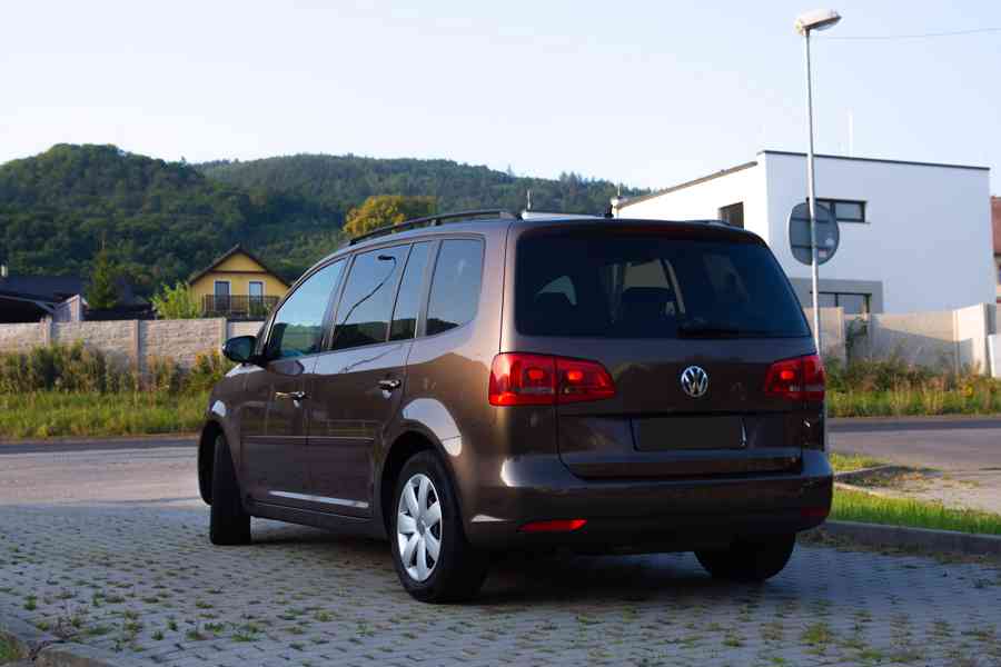 VW Touran 2011 - hnědá metalíza - TSI 77kw - foto 2