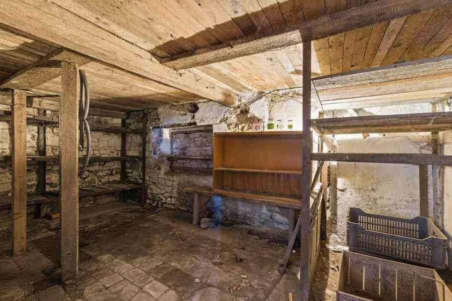 Rodinný dům se zahradou jen 20 minut od Prahy! - foto 37