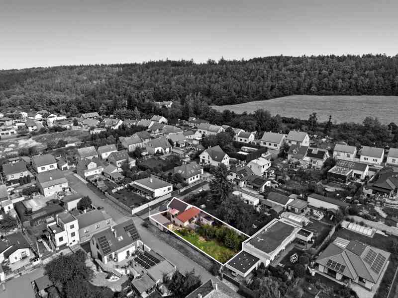 Rodinný dům se zahradou jen 20 minut od Prahy! - foto 52