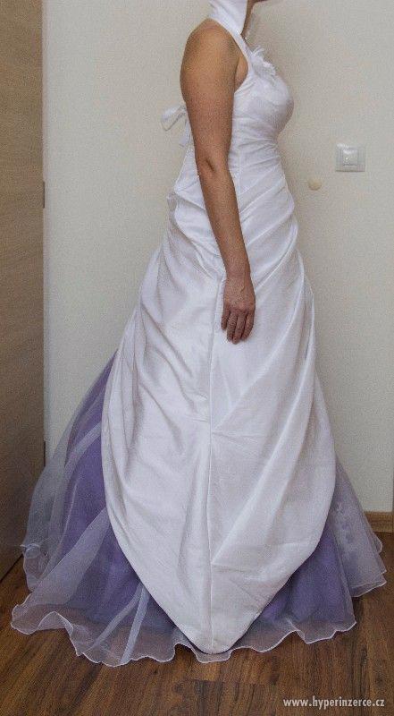 Fialovo-bílé svatební šaty + doplňky - foto 2