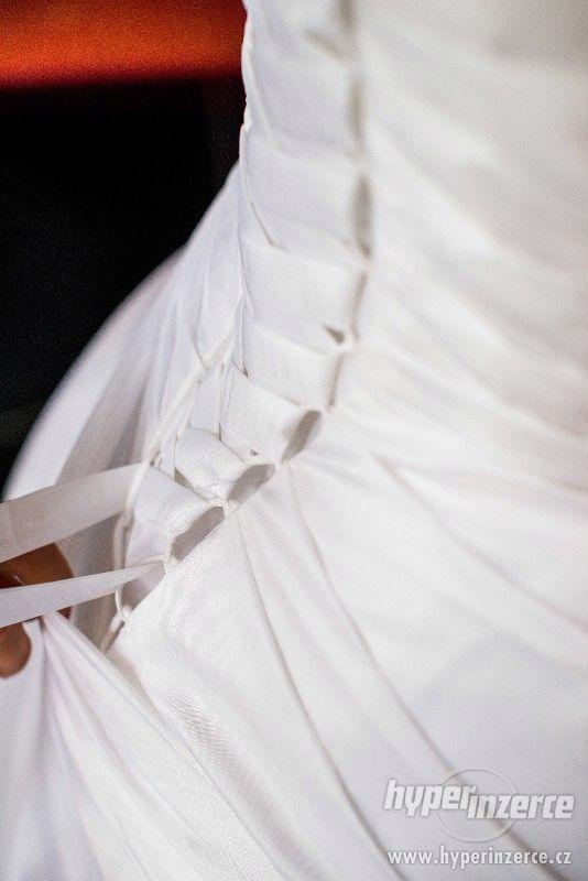 Fialovo-bílé svatební šaty + doplňky - foto 6