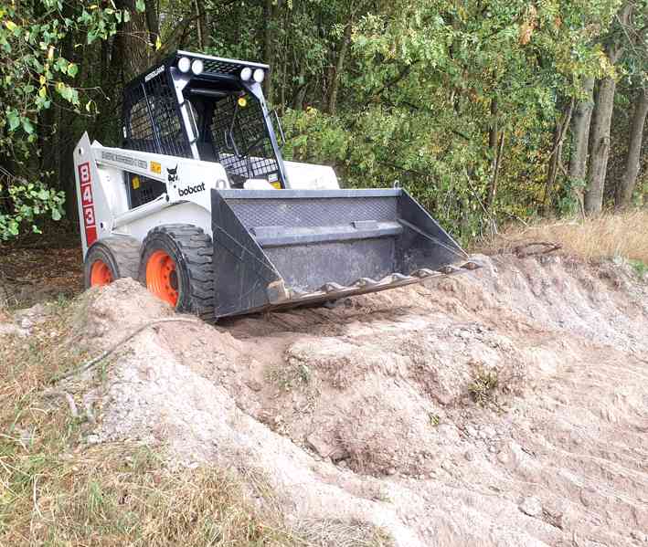 Bobcat 843 smykem řízený nakladač, bagr-nakladač Caterpillar - foto 2